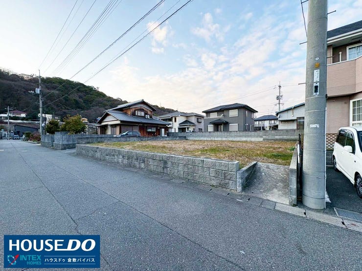 【外観】
【開放感あふれる南向きの更地!】
南向きで陽光をたっぷりと取り込める明るい住まいが建てられます♪更地でのお渡しなので、建物解体費用がかからずスムーズに建築プランを進められるのが魅力です。