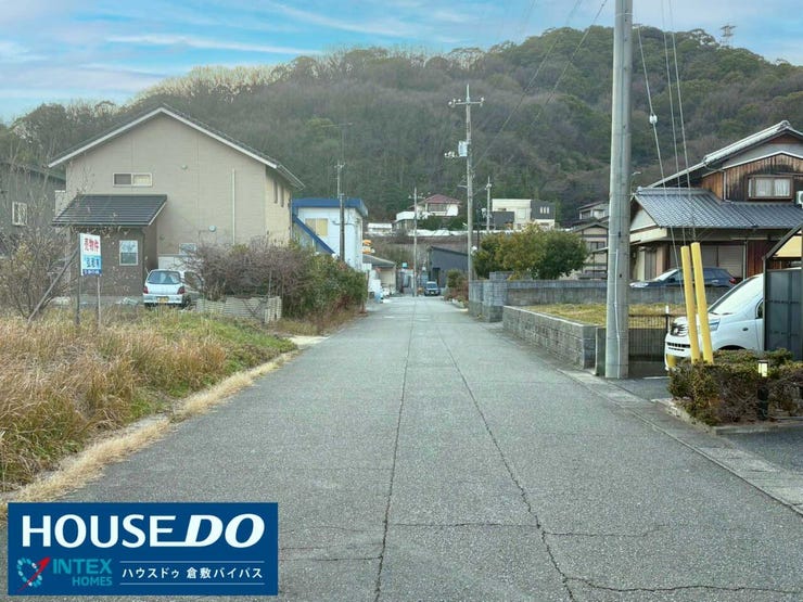 【陽当たり良好な南向きの前面道路!】 南向きの道路に面しており、陽当りをしっかり確保できる開放的な立地です♪周囲は落ち着いた住宅街で、穏やかな新生活がイメージできますね◎