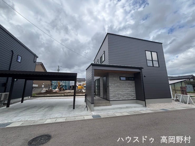 【外観】
駅・学校にも近く、暮らしやすい住まいです♪
飽きのこないデザインで、長く愛着を持って住み続けられる外観です。