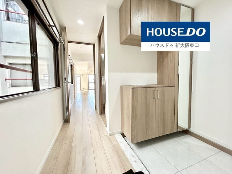 玄関からLDKに向けての廊下です。
左は吹き抜けになってます。