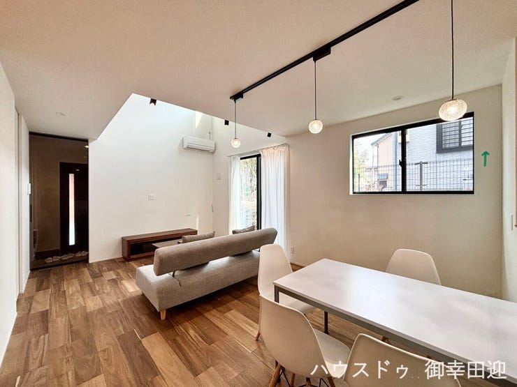 ■安らぎと笑顔の中心地■陽光が優しく降り注ぎ、会話が自然と弾む。ここでは、毎日が特別な時間へと変わります。