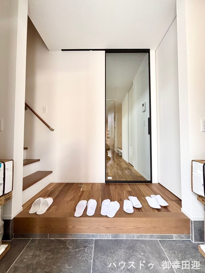 ■「しまう」が叶える美しい玄関■大容量のシューズボックスがあることでいつも整理された、気持ちの良い「家の顔」を保てます。
