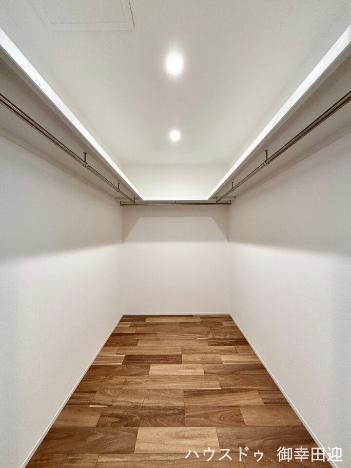 ■2階WIC■衣類から小物まで一ヶ所に集約。整理整頓がしやすく、毎日のコーディネートが楽しくなるゆとりの収納です。