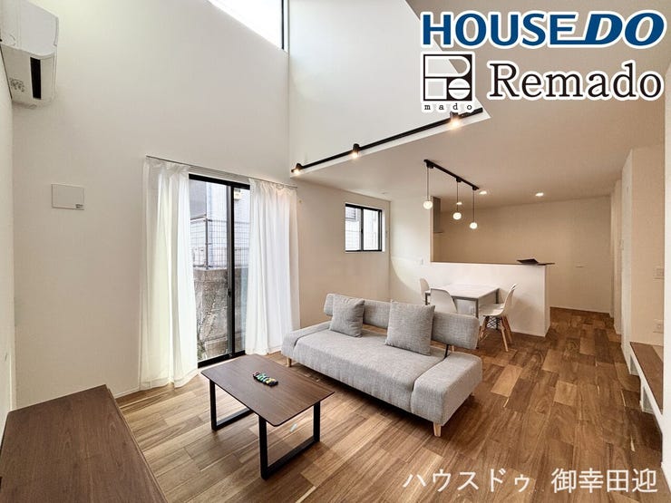 【リビング】
■家族の笑顔が集う中心地■お気に入りの家具を迎え、窓からは心地の良い光が差し込みます。