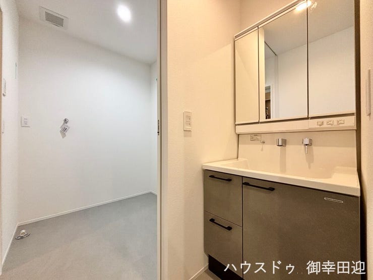 ■清々しいリフレッシュ空間■自分を磨き、気持ちを切り替える。心地よい光が差し込むプライベートスペース。