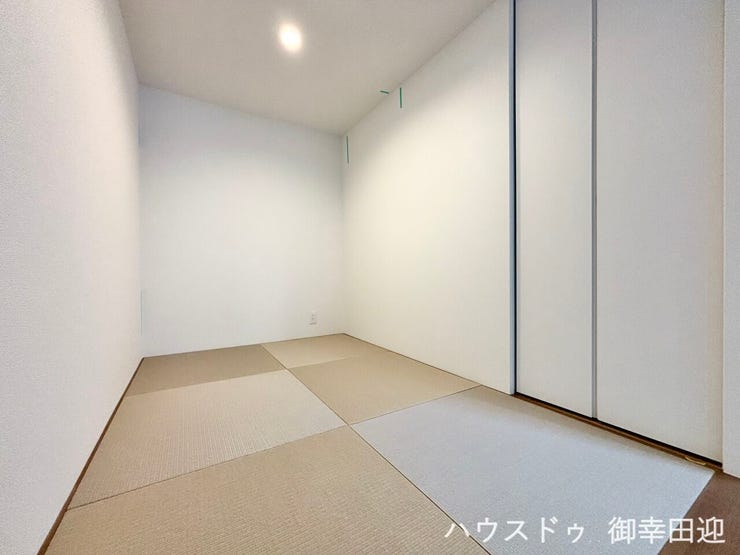 ■1階和室■ゲストをもてなし、昼寝や家事にも使える、畳のぬくもりが心地よい多目的万能スペース。
