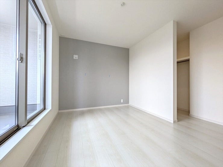 グレーのクロスがアクセントになった、スタイリッシュな印象のお部屋。ウォークインクローゼット付きで収納に困りません