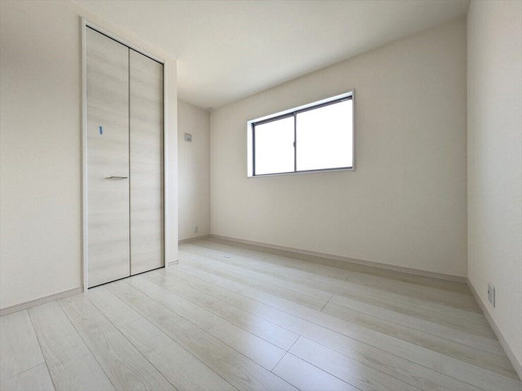 腰窓のみのため机が配置しやすく、勉強部屋や書斎にぴったり