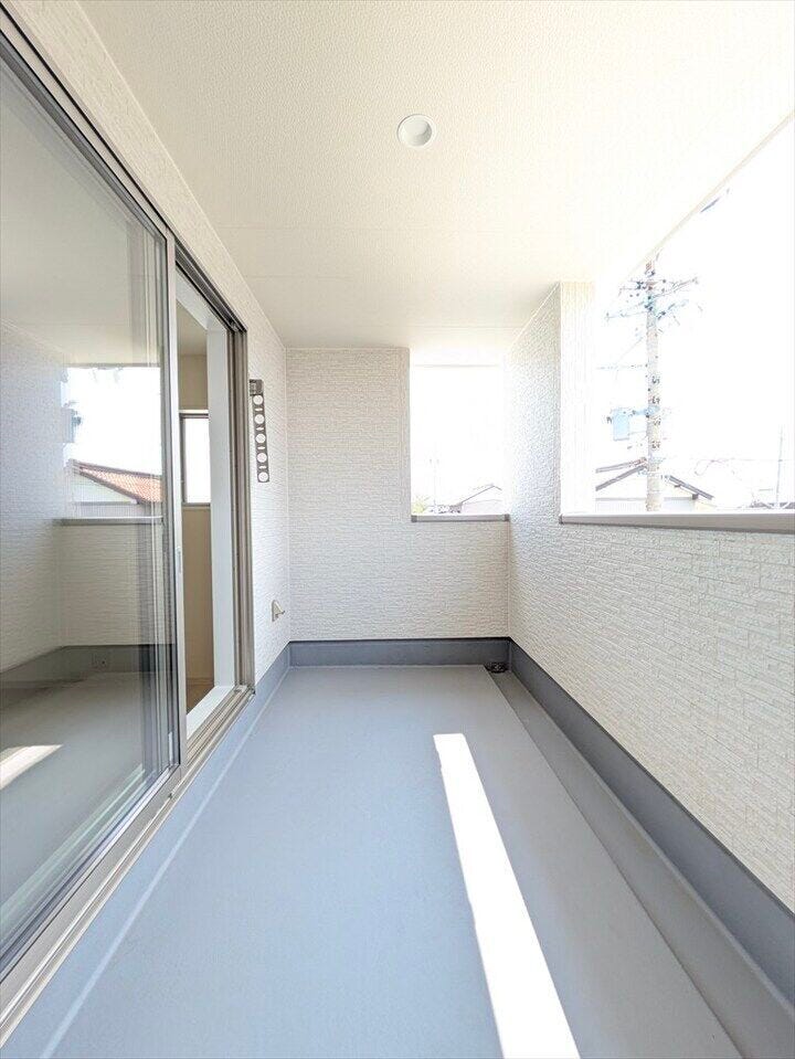 奥行のあるバルコニーには庇があり、天候の変化にも安心です