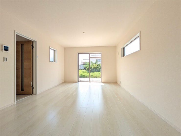 大きな掃き出し窓があり、とても明るいLDK