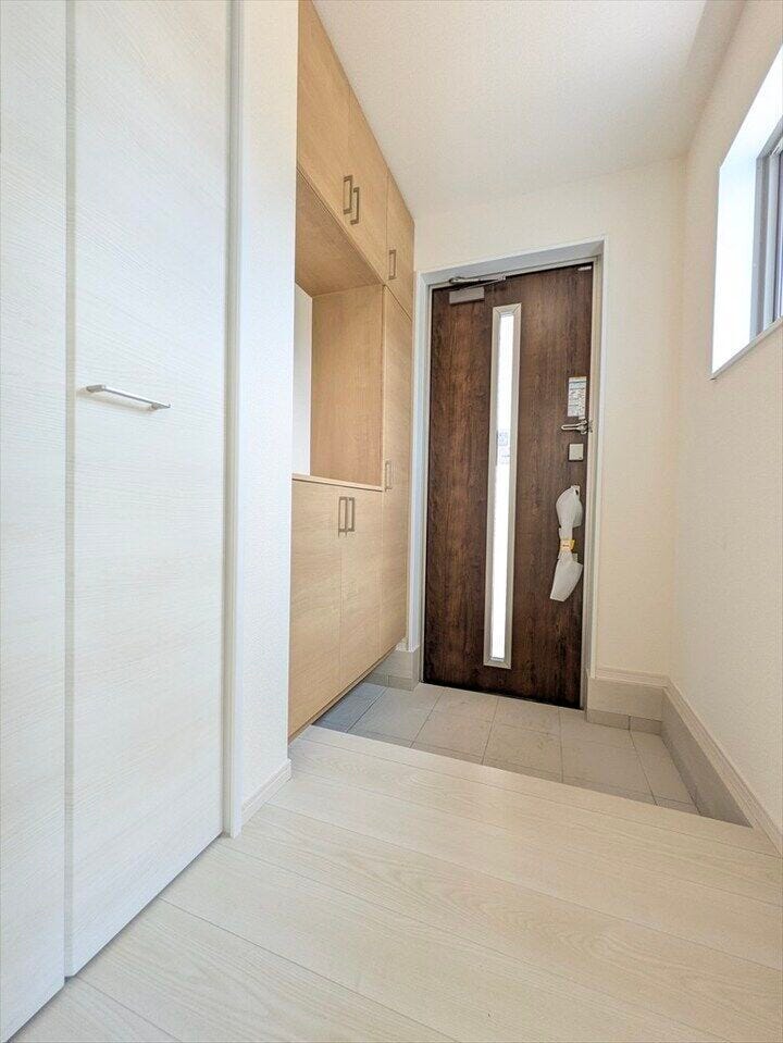 シューズボックスと扉付きの収納があり、いつでもスッキリとした玄関を保てます