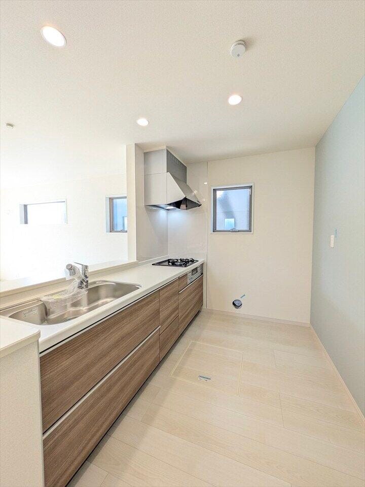 対面キッチンのリビングで遊ぶお子様の様子も見えるので安心です♪
背面にあるカラークロスがリビングをおしゃれに彩ります