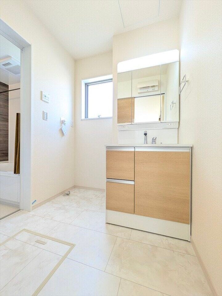 窓付きの明るいランドリールーム。洗面台にはハンドシャワーがついているので、朝の身支度もラクラク!