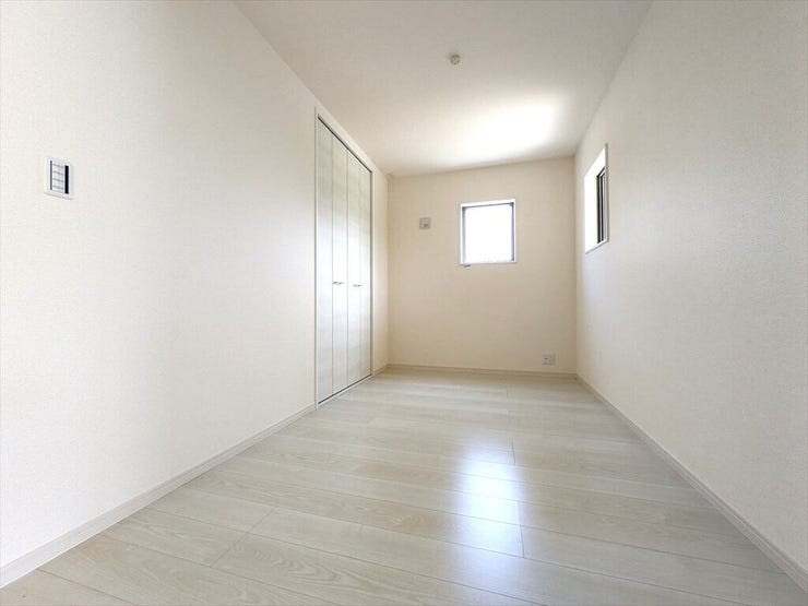 リビングに隣接したフリースペース。赤ちゃんやご高齢の方に嬉しいバリアフリー仕様。