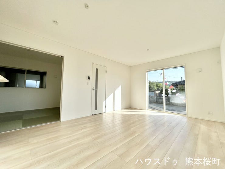 ■安らぎと笑顔の中心地■陽光が優しく降り注ぎ、会話が自然と弾む。ここでは、毎日が特別な時間へと変わります