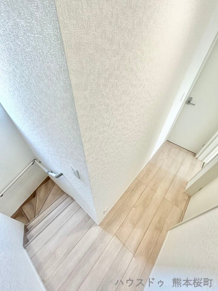 ■暮らしを繋ぐ、明るい動線■採光窓から光が差し込み、足元を優しく照らす。安全で快適な、家族の生活を支える縦の繋がりです