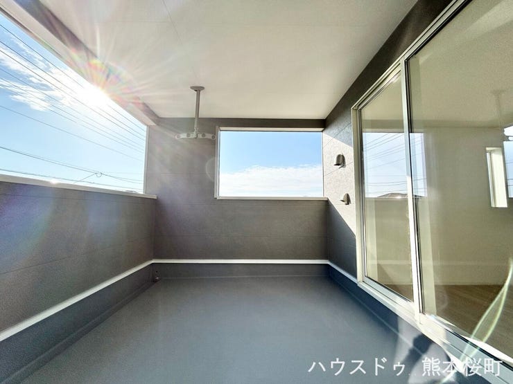 ■空の下の開放的な特等席■日光浴や読書、外の空気を感じながらリフレッシュ。暮らしを豊かにする、もう一つの心地よい空間です