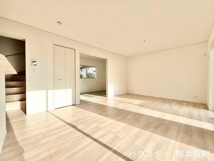 ■安らぎと笑顔の中心地■陽光が優しく降り注ぎ、会話が自然と弾む。ここでは、毎日が特別な時間へと変わります