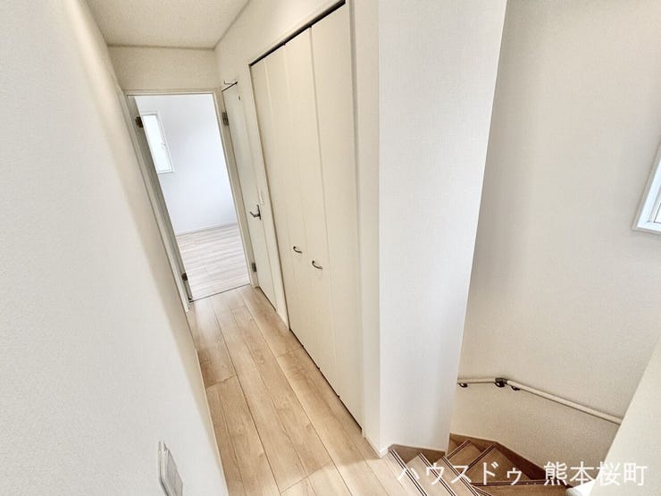 ■暮らしを繋ぐ、明るい動線■採光窓から光が差し込み、足元を優しく照らす。安全で快適な、家族の生活を支える縦の繋がりです