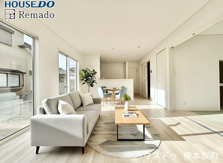 ■家族の笑顔が集う、安らぎとくつろぎの中心地■お気に入りの家具を迎え、窓からは心地の良い光が差し込みます。※CGで家具を配置しています