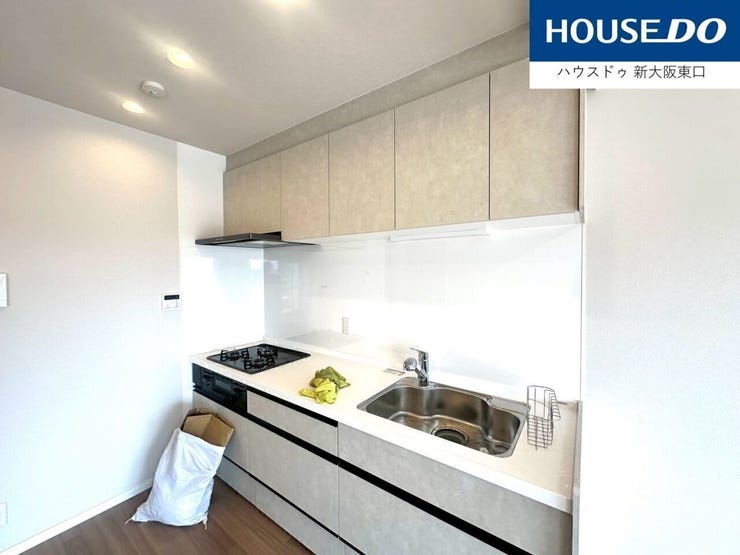 システムキッチンは新調です。
周辺はホーローパネルなので、お手入れ。