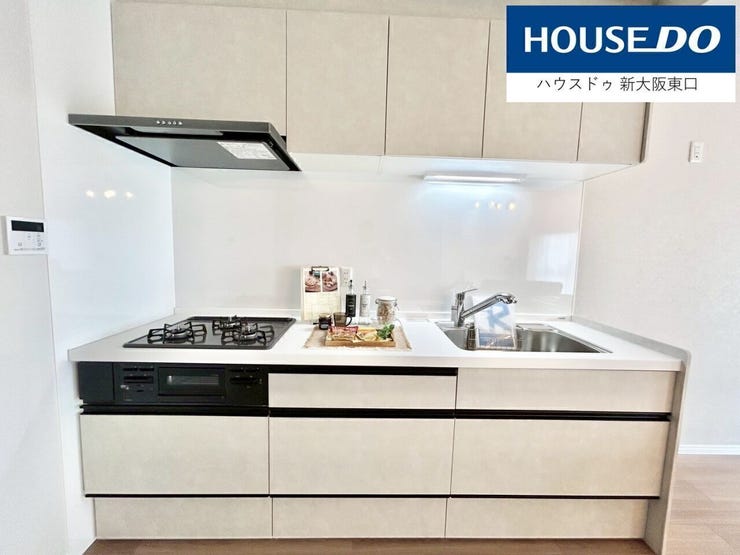 キッチンの上にもダウンライト設置で、お手元とても明るいです。