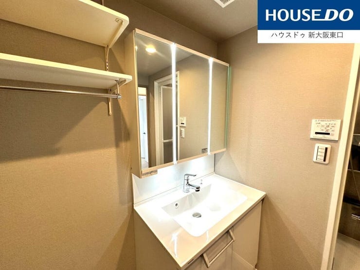 全面、鏡張りのシャンプードレッサー。
鏡の裏に荷物を入れられるので便利です。