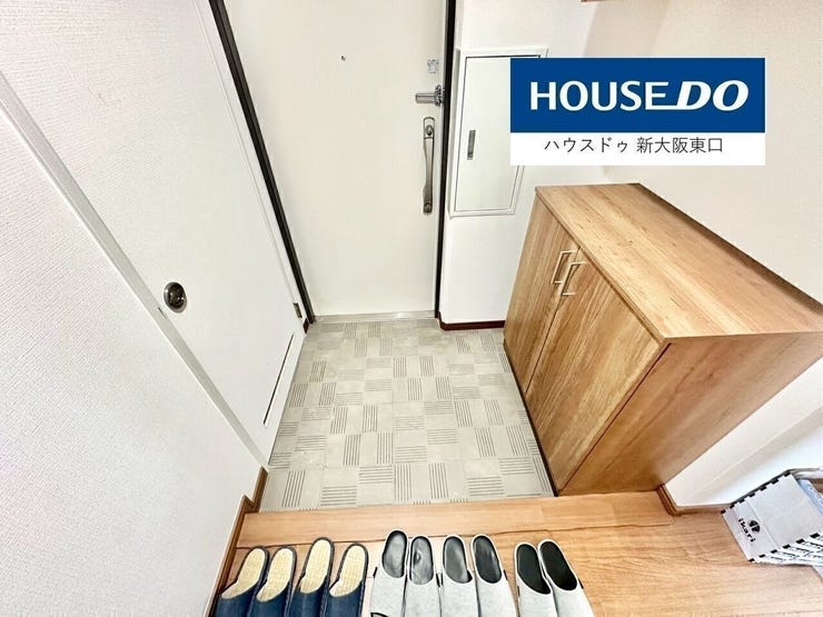 玄関スペースもゆったり広めですね。
シューズボックスはフローリングの色合いに合わせたものに変更ずみ