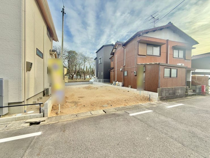 ◇外観写真◇
リビングダイニング広々18帖です♪ご家族との会話が増えるリビング階段えを採用しています♪リビング横には、畳コーナーがございます。お子様を遊ばせたり、お昼寝などもしていただけます♪