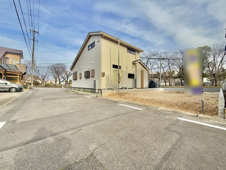 ◇前面道路◇
お家の前後が道路になっています♪開放的で、通風・陽当たりともに良好です♪スーパー、コンビニ、郵便局など生活に必要な施設が徒歩圏内にそろっています♪