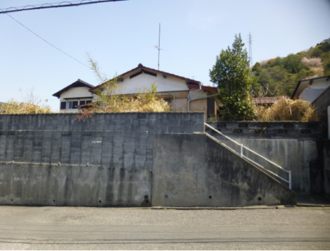 【外観】
現況渡し(解体および更地費用は買主の負担となります)