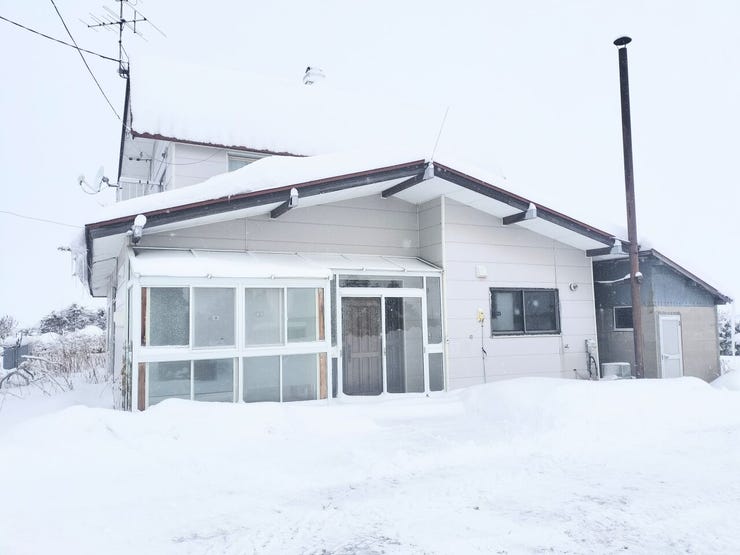 静かな環境ですが、車を使えばスーパーやコンビニが約5分で必要な時にすぐ街へ出られる距離感が魅力。