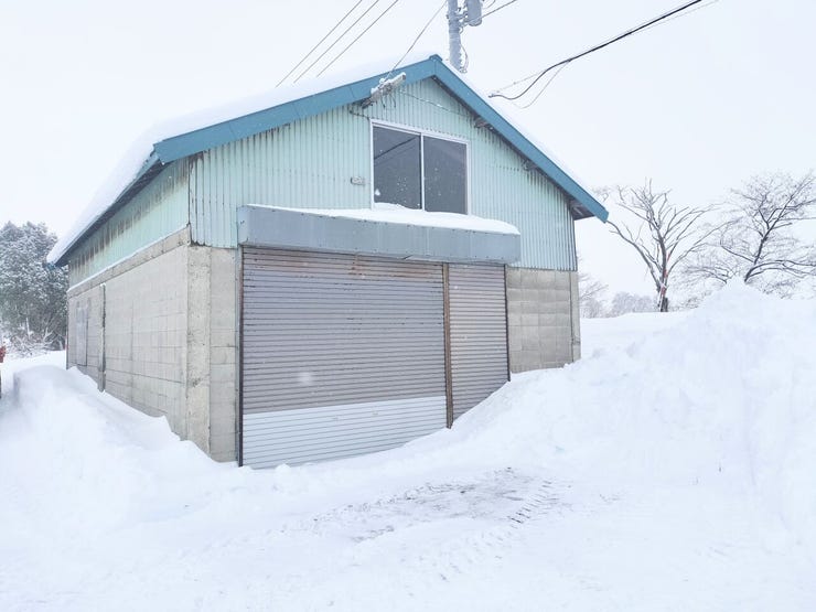 広大な敷地の管理に必要な「除雪機」や「農機具」、家族分の「タイヤ」も丸ごと置ける収納スペースをご用意。趣味のキャンプ道具やDIY資材置き場としても活躍します。
