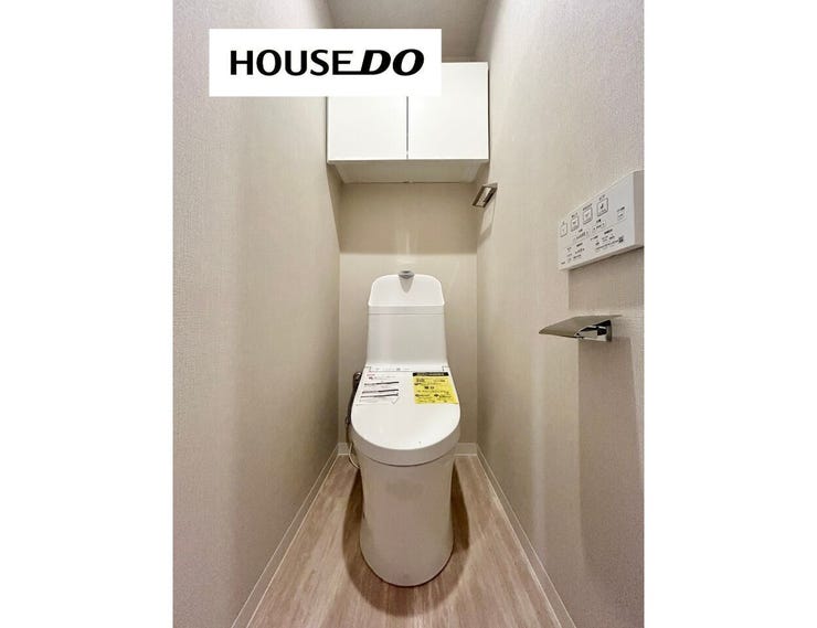 トイレ用品を収納できる棚付きのトイレ!生活感を隠せます◎