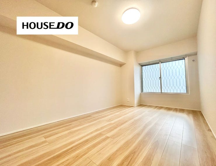 窓が有り柔らかい自然光が差し込んできます♪