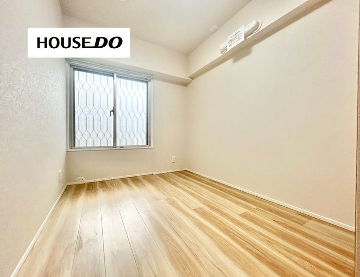 窓が有り柔らかい自然光が差し込んできます♪