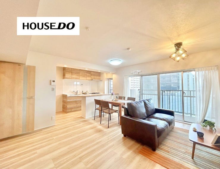 【リビング】
LDK17帖で、家族が集まってもゆとりのある空間♪
キッチンカウンターがあり配膳がしやすい◎