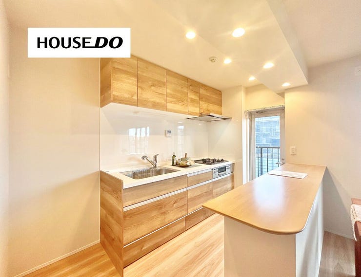 キッチンには勝手口が有り、料理中の匂い・煙をすぐ外へ逃がせて快適&ゴミ出しがスムーズで便利◎