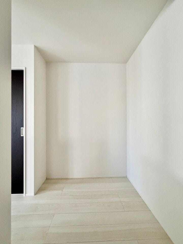 〈パントリー〉このまま食器棚などを置いてお使い頂けますが、ご希望があれば弊社で棚などの取付も可能です♪お気軽にお問合せ下さい!