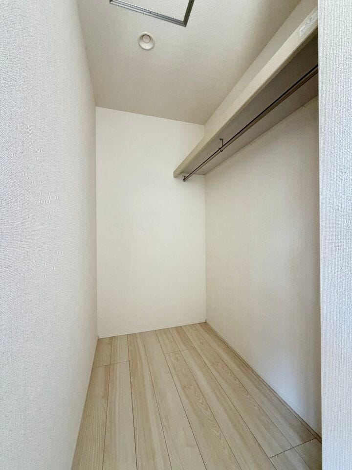 奥行きのあるウォークインクローゼットは、季節物の衣類もスッキリ収納できます♪