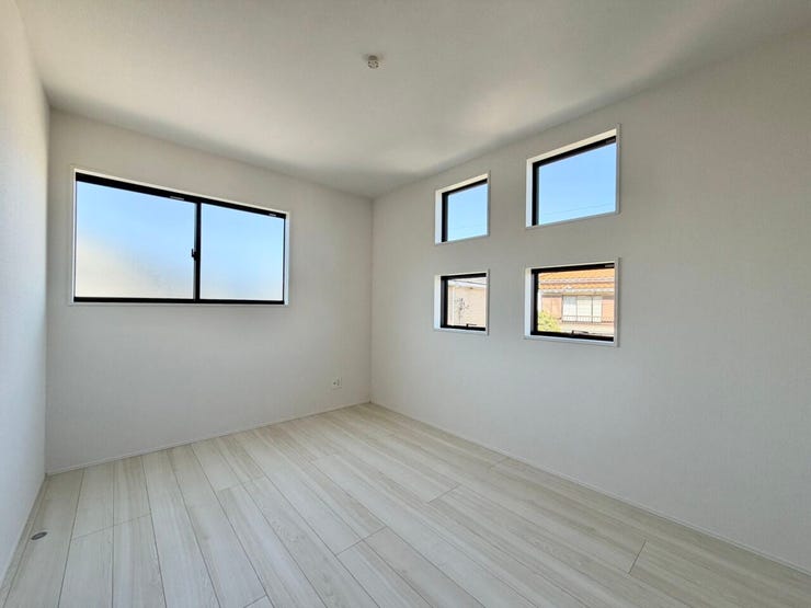 〈6.0帖〉曇りガラスと4つの窓は、視線外しと明り取りの役目を果たします♪