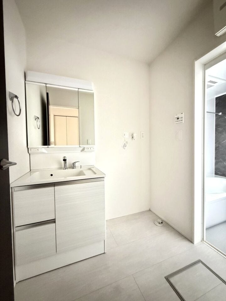 忙しい朝にうれしい洗髪洗面化粧台付が便利です♪
洗濯機置場にはガス栓付きなので、ガス乾燥機設置可能です♪