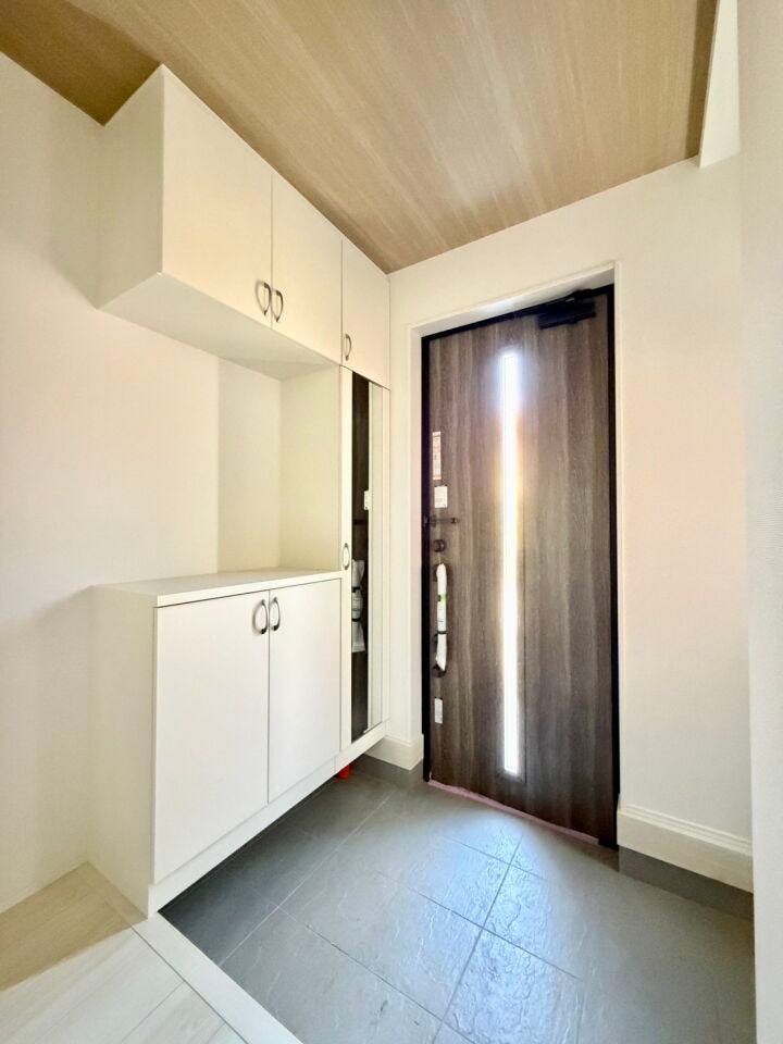 玄関がいつも片づく大容量シューズボックスは、姿見鏡付きなのでお出かけ前のファッションチェックにも便利♪