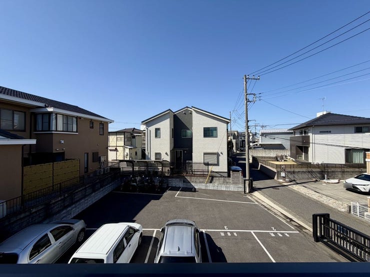 前面は駐車場のため開放的♪