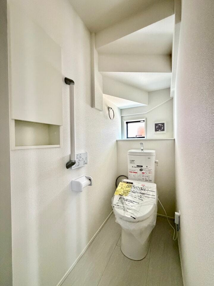 〈1階トイレ〉お手入れしやすい温水洗浄便座で、毎日快適♪スッキリ片付く収納付き♪