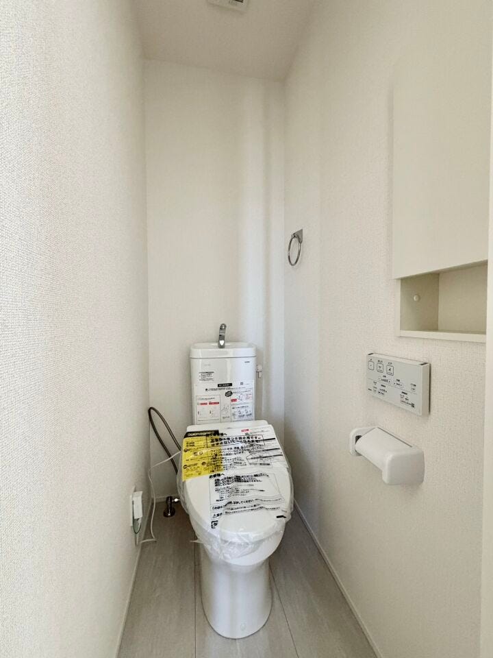 〈2階トイレ〉お手入れしやすい温水洗浄便座で、毎日快適♪スッキリ片付く収納付き♪