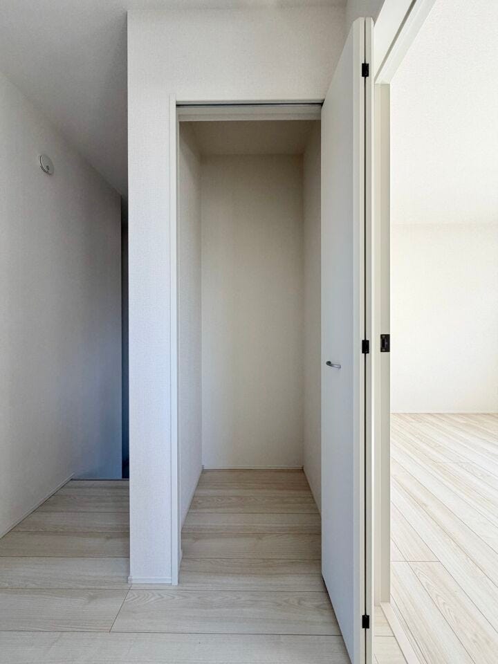 〈2階廊下収納〉豊富な収納で快適空間を保ちます♪