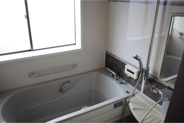 手すり付きで使いやすく、清潔感のある浴室。