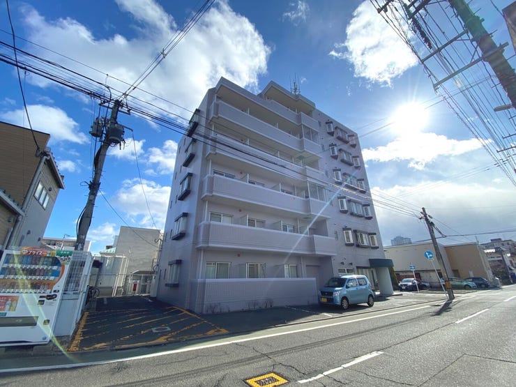 片側一車線の道路に位置しております。敷地内には自動販売機も設置されております♪