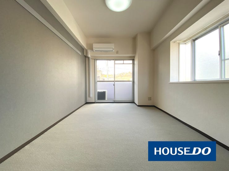 【洋室】
北西角部屋で二面に窓が設置された明るい空間です。